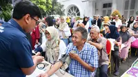 Program Abdi Nagri Nganjang Ka Warga, Ratusan Warga Periksa Kesehatan Gratis di Rumah Dinas Gubernur Jabar