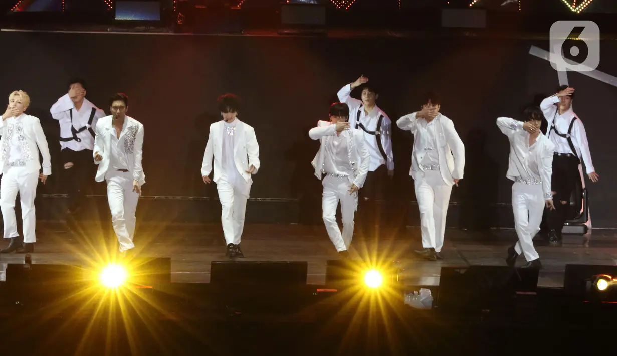 Personel Boy Band asal Korea Selatan, Super Junior saat membawakan lagu pada konser Super Junior World Tour - Super Show 8 Infinite Time in Jakarta di ICE BSD Tangerang, Sabtu (11/1/2020). Konser disaksikan ribuan penggemar. (Liputan6.com/Helmi Fithriansyah)