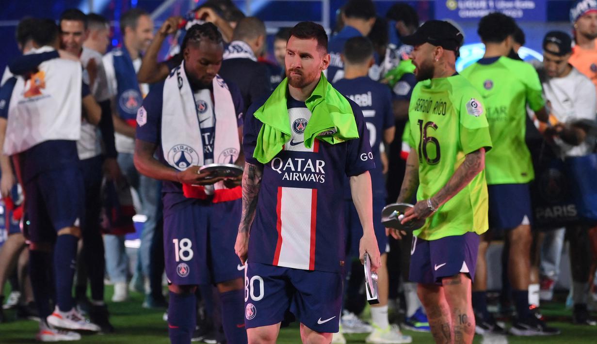 Ekspresi pemain Paris Saint-Germain, Lionel Messi, terlihat tidak begitu menikmati pesta juara yang digelar klubnya saat menjuarai Liga Prancis 2022/2023 di Parc des Princes Stadium, Minggu (4/6/2023) dini hari WIB. (AFP/Franck Fife)