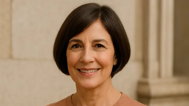 Model Rambut Bob Nungging Pendek untuk Ibu-ibu Usia 50 Tahun