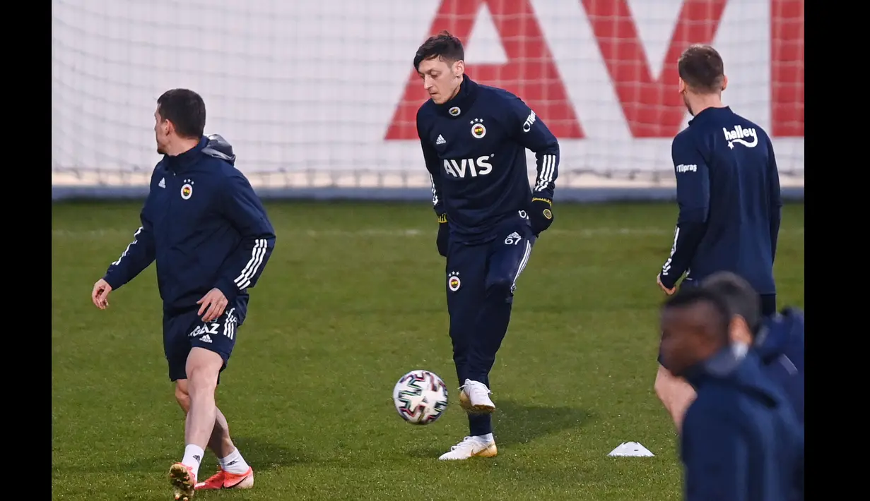 Pemain baru Fenerbahce, Mesut Ozil (tengah), saat mengikuti sesi latihan perdananya bersama tim, di Istanbul, Minggu, (24/1/2021). (Foto: AFP/Ozan Kose)