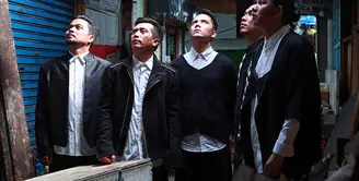 Demi mengingat kembali perjalanan kariernya dari bawah, band Armada melakukan pemotretan dipasar untuk cover album kelimanya nanti. (Deki Prayoga/Bintang.com)