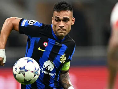 Skuad Inter Milan musim 2023/2024 dihuni beberapa pemain loyal yang telah membela Inter Milan lebih dari tiga musim. Dari beberapa pemain tersebut, ada 4 pemain yang bahkan telah memperkuat Nerazzurri selama 5 tahun, bahkan lebih. Siapa saja? Berikut daftar keempat pemain tersebut. (AFP/Gabriel Bouys)
