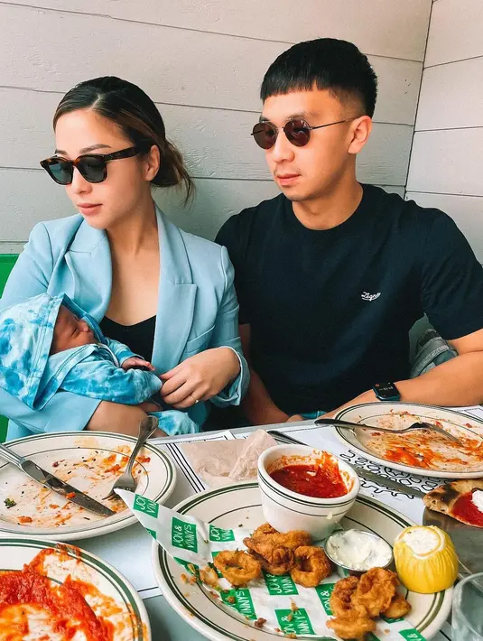 Blazer menjadi salah satu kunci untuk tampil effortless namun tetap stylish. Pilihan warna blazer dengan nuansa cerah memberikan kesan semi formal yang memberikan impresi musim panas.