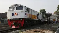 Jalur kereta api antara Stasiun Cibadak-Parungkuda, Sukabumi, Jawa Barat yang sempat tertutup material longsor sudah bisa dilewati Selasa pagi (21/6/2022).