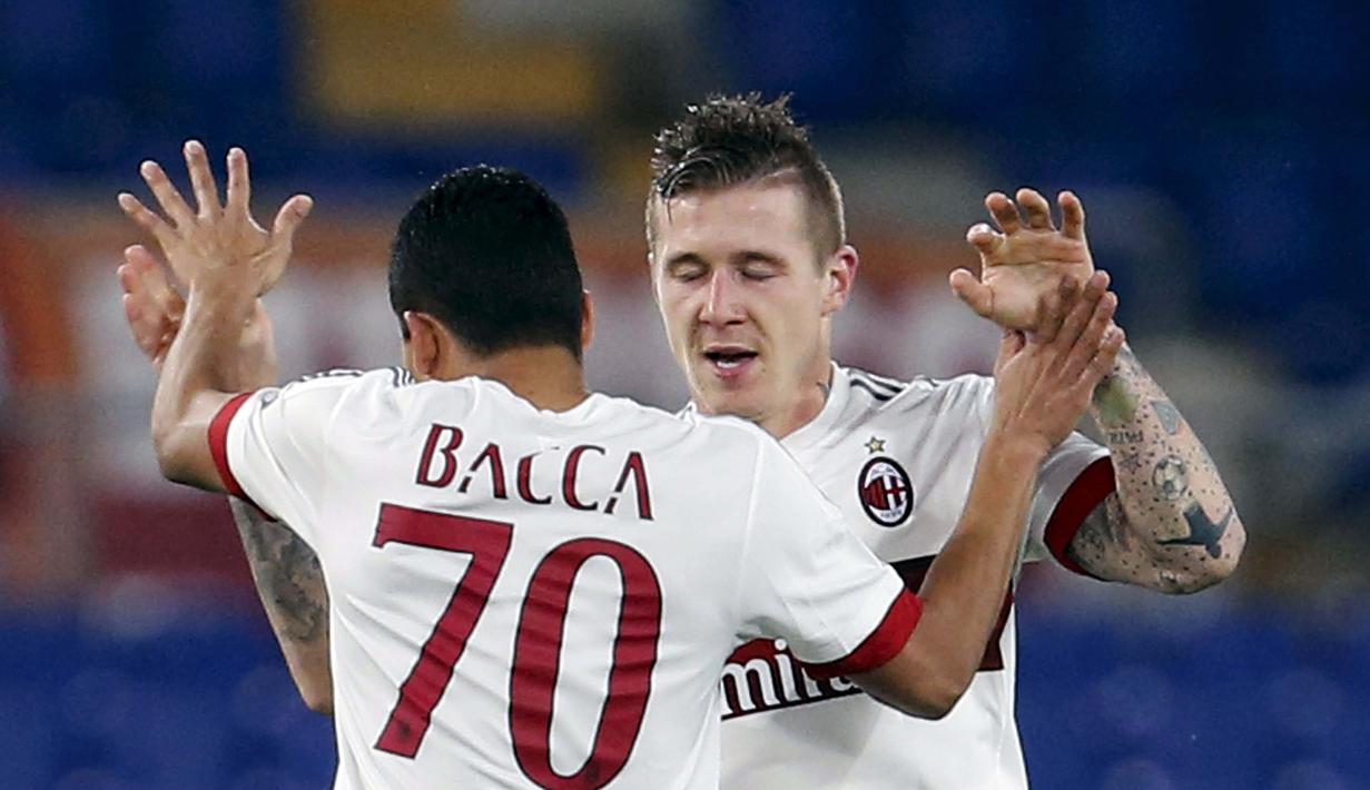 Pemain AC Milan, Juraj Kucka (kanan) merayakan gol bersama rekannya Carlos Bacca saat melawan AS Roma pada lanjutan Liga Italia Serie A di Stadion Olympico, Roma, Minggu (10/1/2016) dini hari WIB. (REUTERS/Giampiero Sposito)