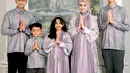 Hengky Kurniawan dan keluarga tampil kompak mengenakan baju dengan warna bernuansa ungu abu-abu. Hengky bersama ketiga putra kompak mengenakan koko lengan panjang. Istri dan putrinya mengenakan dress panjang bermotif floral. [@hengkykurniawan]