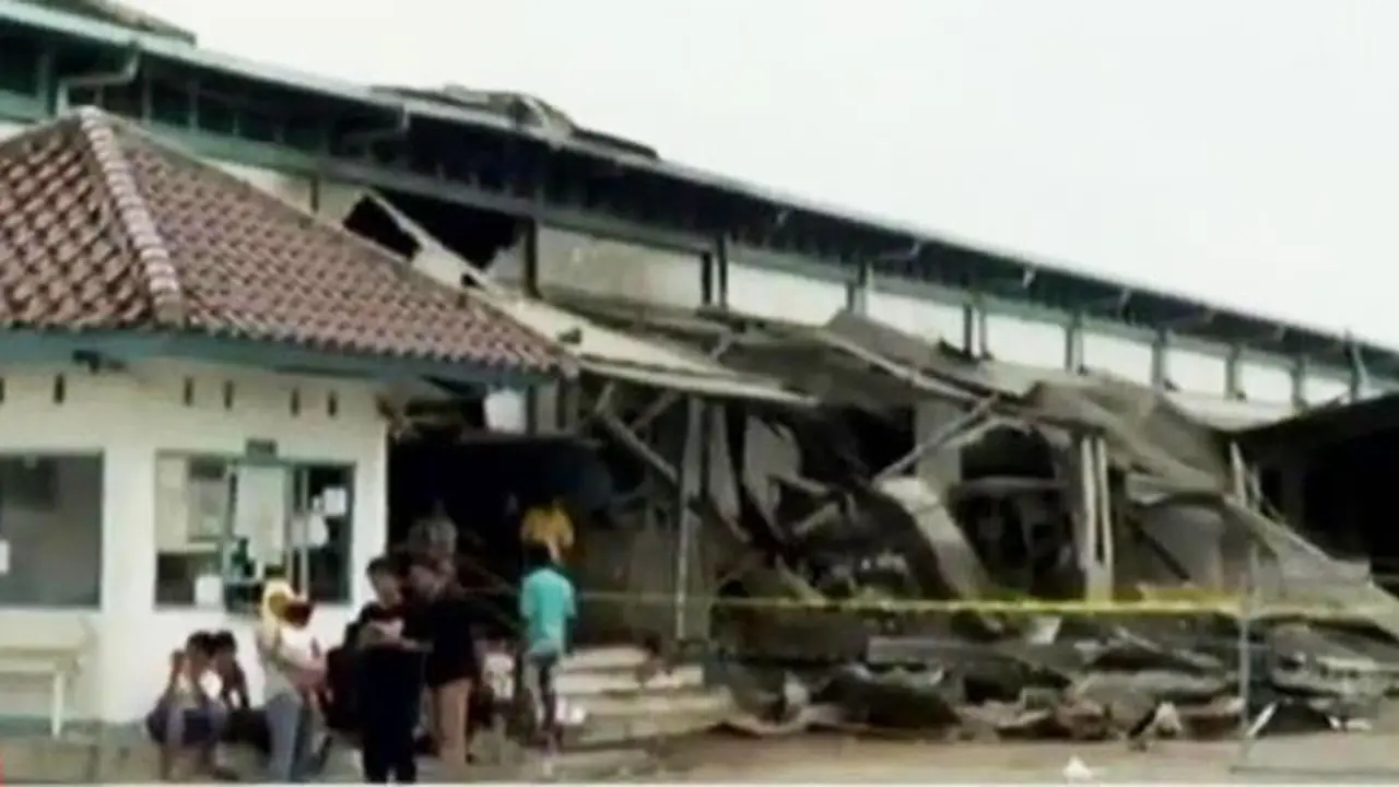 Mesin Uap Pabrik Meledak