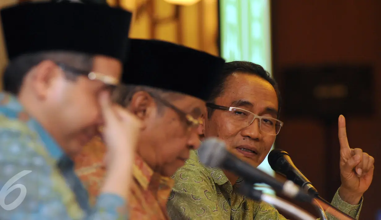 Komisioner KPK, Adnan Pandu Praja saat berbicara pada diskusi Memacu Pertumbuhan Ekonomi Tanpa Melangggar Rambu-Rambu Anti Korupsi di Gedung PBNU, Jakarta, Senin (16/11/2015). Diskusi menyoal hubungan ekonomi dan korupsi. (Liputan6.com/Helmi Fithriansyah)