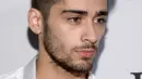 Banyak pujian netizen untuk pose seksi Zayn Malik. Tubuh kekar dan penuh tatto menjadi daya tarik penyanyi yang berusia 23 tahun. (AFP/Bintang.com)