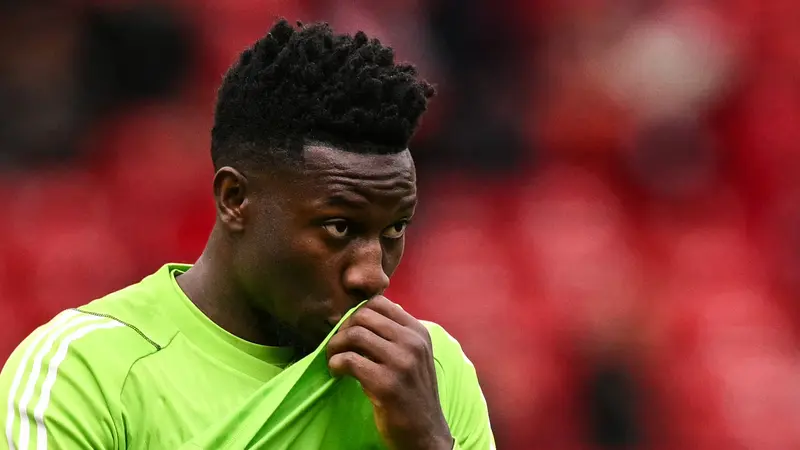 Kiper Manchester United Andre Onana tertunduk lesu usai gagal menang lawan Burnley di Liga Inggris