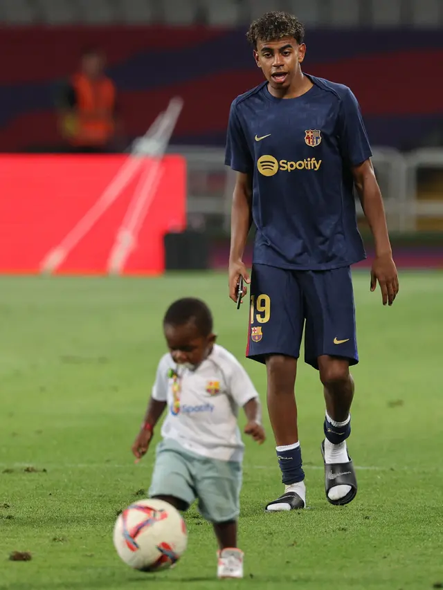 Foto: Lamine Yamal Rayakan Kemenangan Bareng Keluarga setelah Cetak Gol Cantik untuk Barcelona di Liga Spanyol