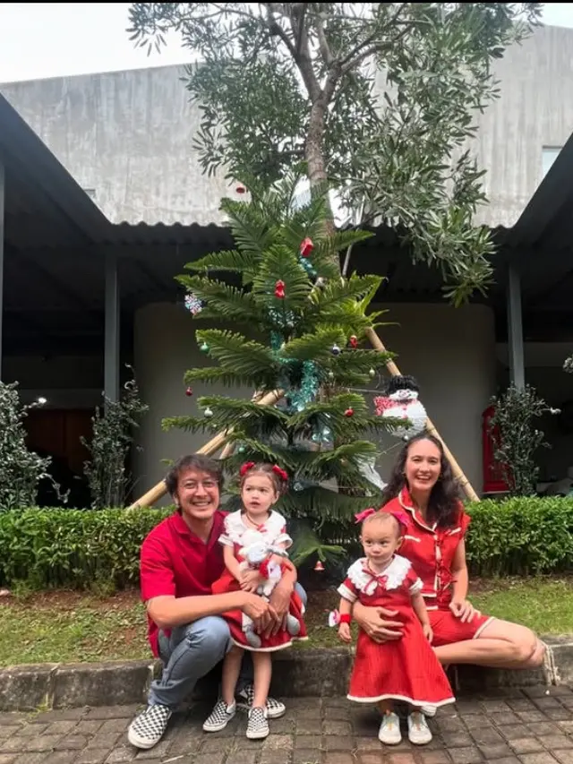 Gaya Artis Tanah Air Mengenakan Baju Merah saat Rayakan Natal Tahun 2024