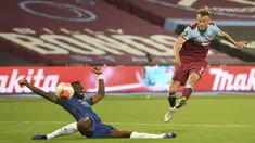 Pemain West Ham United Andriy Yarmolenko (kanan) mencetak gol ke gawang Chelsea pada pertandingan Premier League di London Stadium, London, Inggris, Rabu (1/7/2020). West Ham United mengalahkan Chelsea 3-2. (Michael Regan/Pool via AP)