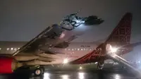 Tabrakan pesawat Batik Air-Trans Nusa di Bandara Halim Perdanakusuma, Jakarta, Senin (4/4). (Liputan6.com/Iyas Istianur Praditya)