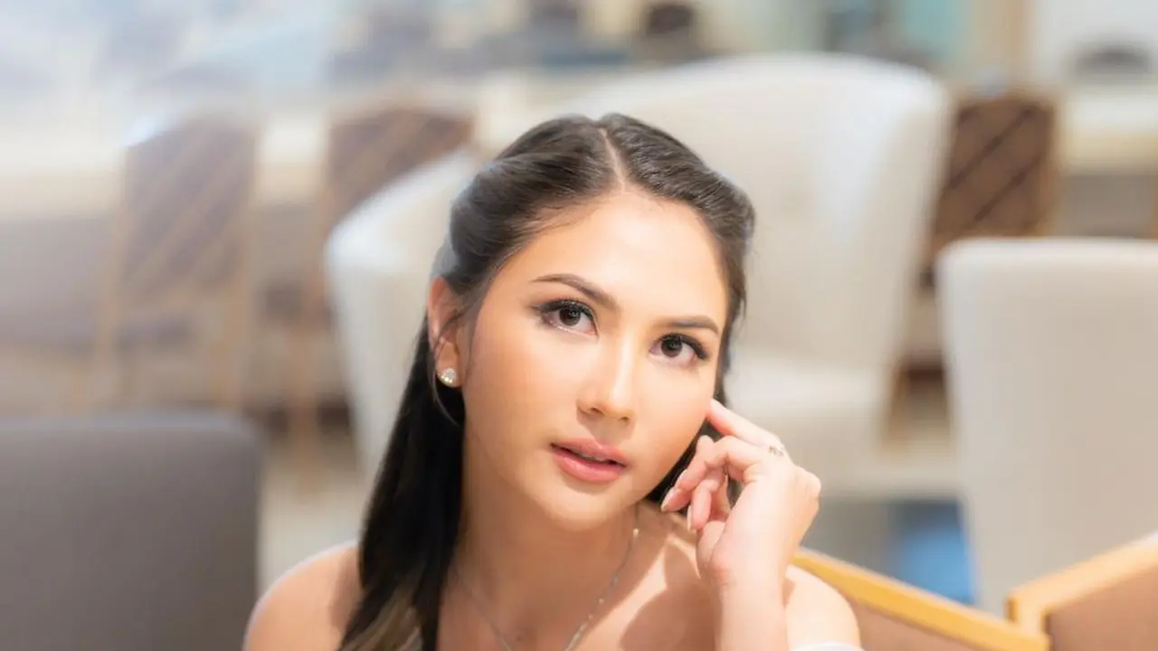 Pesona Princess Jessica Mila dalam Gaun Menerawang Merek Lokal Setelah Dilamar Yakup Hasibuan