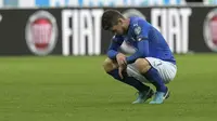 Gelandang Italia, Jorginho, tampak sedih usai gagal membawa Italia lolos ke Piala Dunia 2018 setelah disingkirkan Swedia di Stadion Giuseppe Meazza, Senin (13/11/2017). Italia bermain imbang 0-0 dengan Swedia. (AFP/Miguel Medina)
