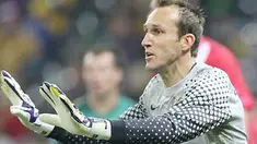 Aksi kiper Australia Mark Schwarzer di laga penyisihan Grup D PD 2010 melawan Serbia di Mbombela Stadium, Nelspruit, 23 Juni 2010. AFP PHOTO / VALERY HACHE