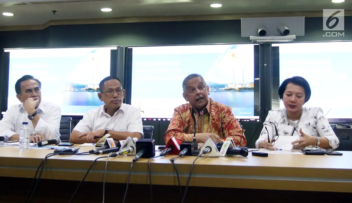 Dirut PLN Sofyan Basir (dua kanan) saat memberi keterangan pers setelah rumahnya digeledah oleh KPK, Jakarta, Senin (16/7). Sofyan bahkan memuji kinerja utusan lembaga antirasuah tersebut saat menggeledah rumahnya. (Liputan6.com/Arya Manggala)