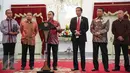 Ketum PAN Zulkifli Hasan (ketiga kiri) bersama Presiden Jokowi dan Ketum Hanura Wiranto memberi keterangan di Istana Negara, Jakarta, Rabu (2/9/2015). PAN menyatakan resmi bergabung dengan koalisi partai pendukung pemerintah. (Liputan6.com/Faizal Fanani)