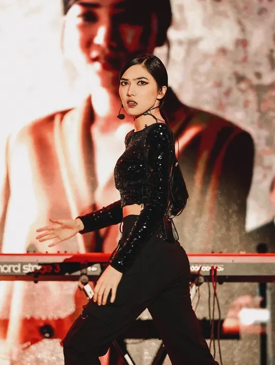 Tampil dengan busana hitam model crop top, penampilan Isyana ini pun banjir pujian netizen. Ia bahkan memilih untuk menata rambut secara sederhana namun dengan makeup lebih tebal pada bagian mata. (Liputan6.com/IG/@isyanasarasvati)