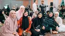 Tampak beberapa selebriti duduk berjejer mengikuti kajian dari dr. Aisha Dahlan. Diantaranya, Meisya Siregar, Irish Bella, Clara Shinta, Fairuz A Rafiq, Kartika Putri, dan Aaliyah berjejer. [Instagram/clarashintareal]