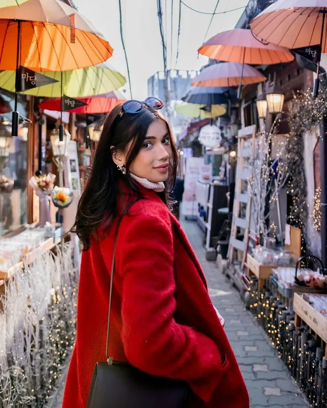 7. Pasalnya, makeup yang digunakan Sabrina tetap terlihat flawless selama liburan.