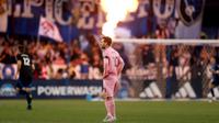 Lionel Messi #10 dari Inter Miami CF berdiri di lapangan setelah San Jose Earthquakes mencetak gol di PayPal Park pada&nbsp;Kamis WIB (15-5-2025)&nbsp;di San Jose, California. (Ezra Shaw/ Getty Images via AFP)