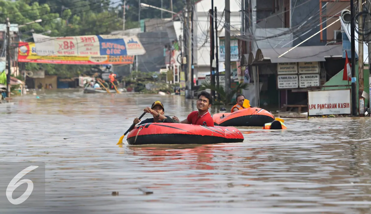 Warga menaiki perahu karet saat banjir melanda kawasan Perumahan Pondok Gede Permai, Bekasi, Jawa Barat, Kamis (21/4). Banjir dengan ketinggian tiga meter yang berasal dari meluapnya Sungai Cikeas. (Liputan6.com/ Immanuel Antonius)