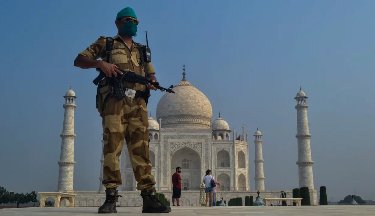 Tentara paramiliter berjaga saat Taj Mahal dibuka kembali di Agra, India pada Senin (21/9/2020). Taj Mahal kembali dibuka untuk umum dalam gerakan simbolis seperti biasa, bahkan ketika India tampaknya akan mengambil alih AS sebagai pemimpin global dalam infeksi virus Corona. (AP Photo/Pawan Sharma)