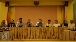 Forum DPD Partai Golkar saat menggelar konferensi pers di Kantor DPP Pusat Golkar Jakarta, Minggu (8/11). Forum Silaturahmi DPD Golkar mendesak pelaksanaan Rapimnas Partai Golkar untuk penentuan pelaksanaan Munas Partai Golkar (Liputan6.com/Faizal Fanani)