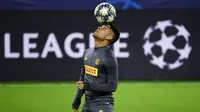 Penyerang Inter Milan, Lautaro Martinez mengontrol bola saat mengikuti sesi latihan tim Dortmund, Jerman Barat (4/11/2019). Inter Milan akan bertanding  melawan Borussia Dortmund pada pertandingan lanjutan Grup F Liga Champions di Signal Iduna Park. (AFP Photo/Ina Fassbender)