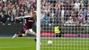 Pemain West Ham United Jarrod Bowen mencetak gol ke gawang Manchester City pada pertandingan sepak bola Liga Inggris di London Stadium, London, Inggris, 15 Mei 2022. Pertandingan berakhir imbang 2-2. (AP Photo/Kirsty Wigglesworth)