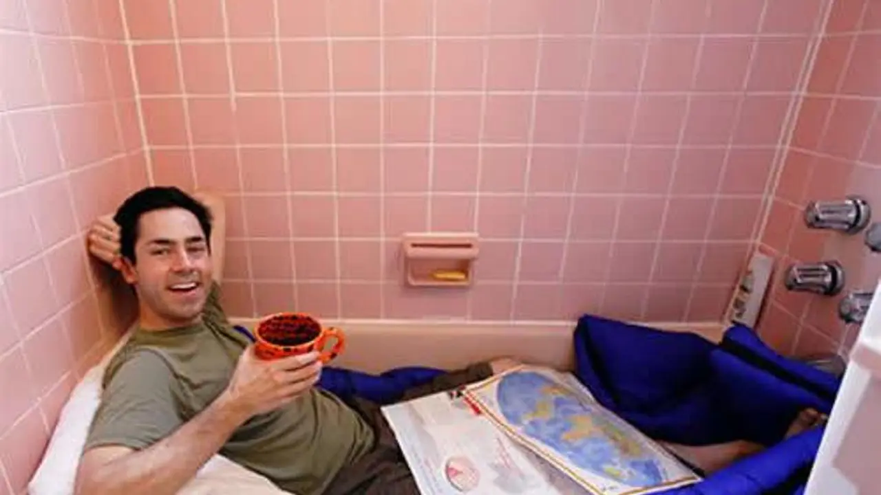 Lawan Kecanduan Internet, Laki-laki Ini Mengurung Diri di Toilet