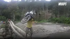 Kondisi jembatan yang rapuh tenyata membuat Jhon harus mengangkat motornya saat sebrangi sungai.