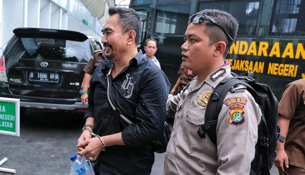 Sidang dugaan kasus asusila berjalan sekitar satu jam. Sidang tersebut dilakukan secara tertutup. Menurut Hadiman, anak CT benar dari hubungannya dengan Aa Gatot. (Adrian Putra/Bintang.com)