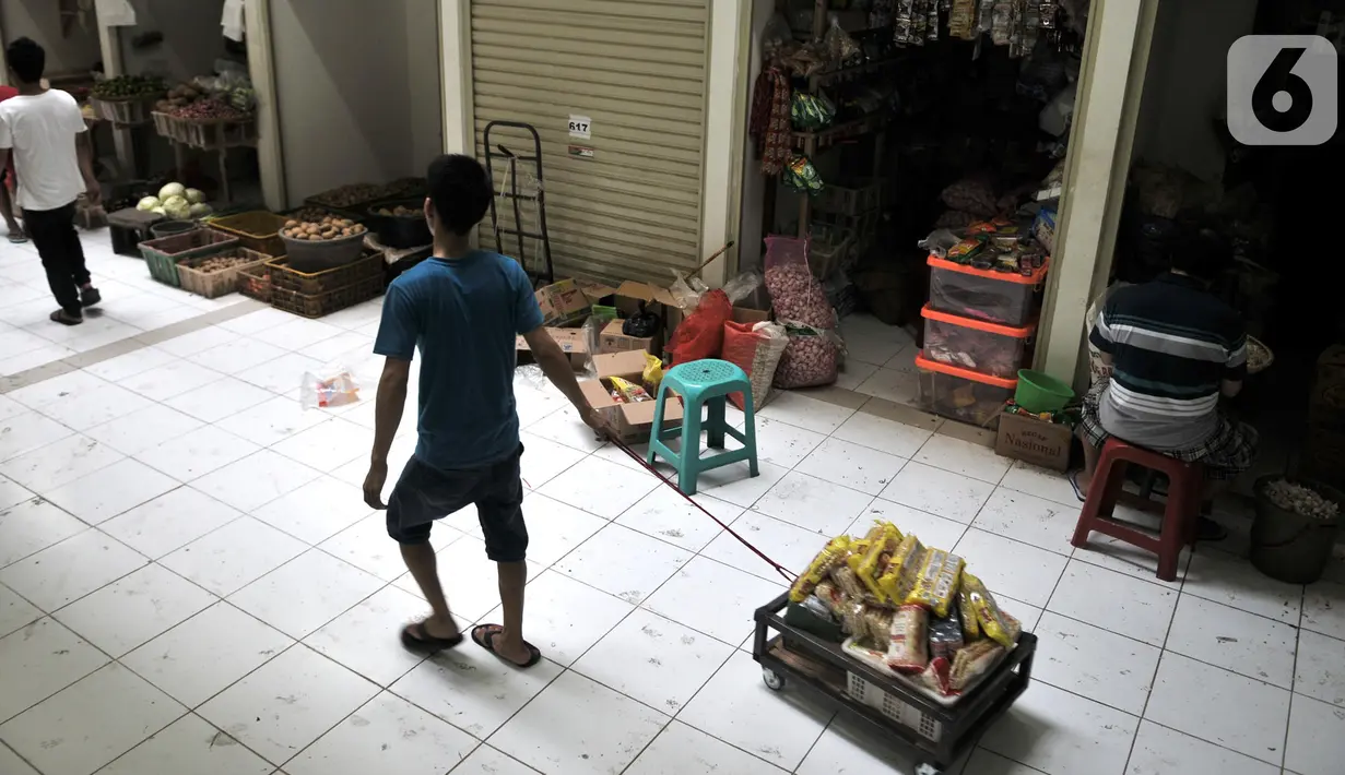 Aktivitas pedagang di pasar Rusunawa Pasar Rumput, Jakarta, Selasa (15/10/2019). Ratusan pedagang mulai menempati kios baru yang berada di lantai bawah Rusunawa Pasar Rumput sejak awal Oktober lalu. (merdeka.com/Iqbal Nugroho)
