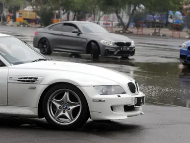 Komunitas BMW M Owners Club Indonesia (MOCI) mengelar acara pelatihan Drift Clinic teknik keselamatan di Jakarta, Sabtu (1/12). Acara ini menjadi ajang berlatih pengendalian kendaraan pada manuver ekstrem seperti drift. (Merdeka.com/Dwi Narwoko)