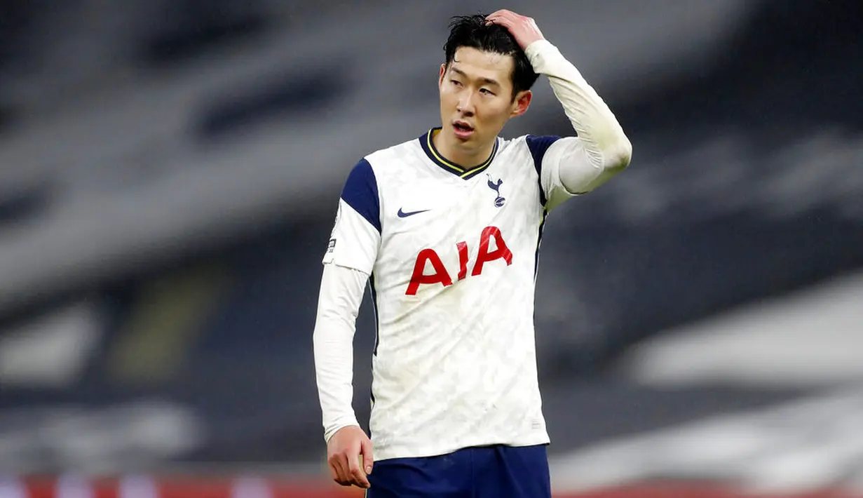 Penyerang Tottenham Hotspur, Son Heung-min, tampak kecewa usai gagal menaklukkan Fulham pada laga Liga Inggris di London, Rabu (13/1/2021). Kedua tim bermain imbang 1-1. (Matthew Childs/Pool via AP)