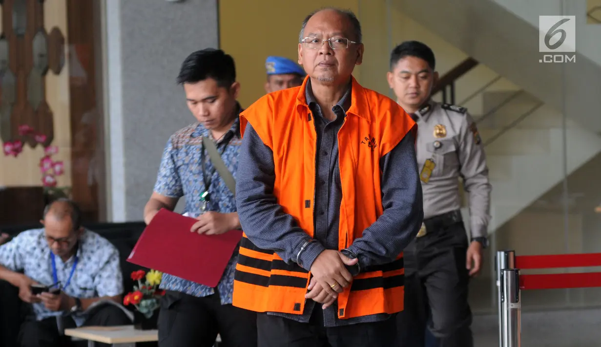 Bupati Malang nonaktif Rendra Kresna usai menjalani pemeriksaan di gedung KPK, Jakarta, Jumat (11/1). Rendra diperiksa sebagai tersangka dugaan suap gratifikasi proyek di Dinas Pendidikan di Kabupaten Malang pada TA 2011. (Merdeka.com/Dwi Narwoko)