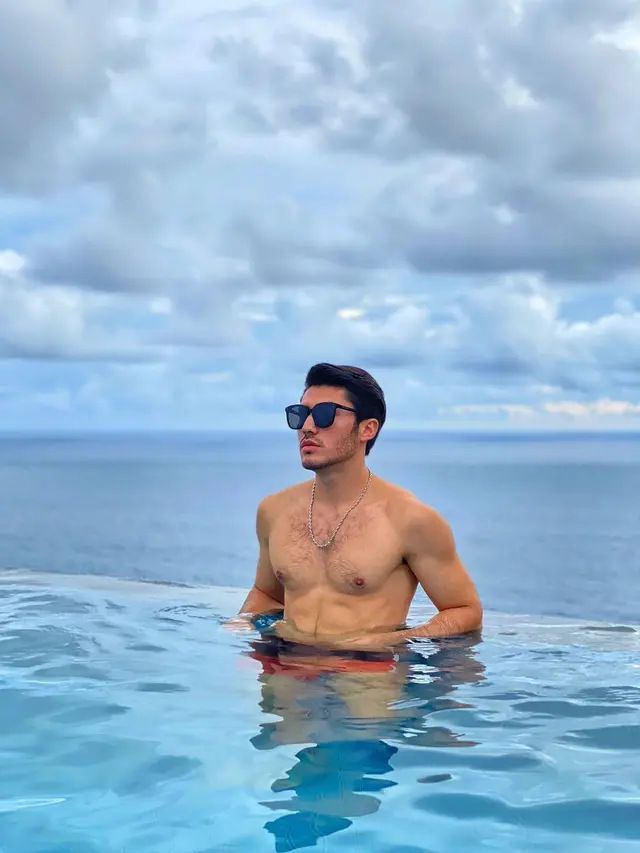 7 Gaya Valentino Peter Pamer ABS Ini Curi Perhatian