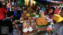 Sejumlah pengunjung menikmati sajian menu bakmi pecel khas  Pasar Beringharjo, Yogyakarta, Selasa (9/2). Salah satu sarapan tradisional yang banyak dijajakan di sekitar pasar Jalan Malioboro ini tak pernah sepi pengunjung. (Foto: Boy Harjanto)