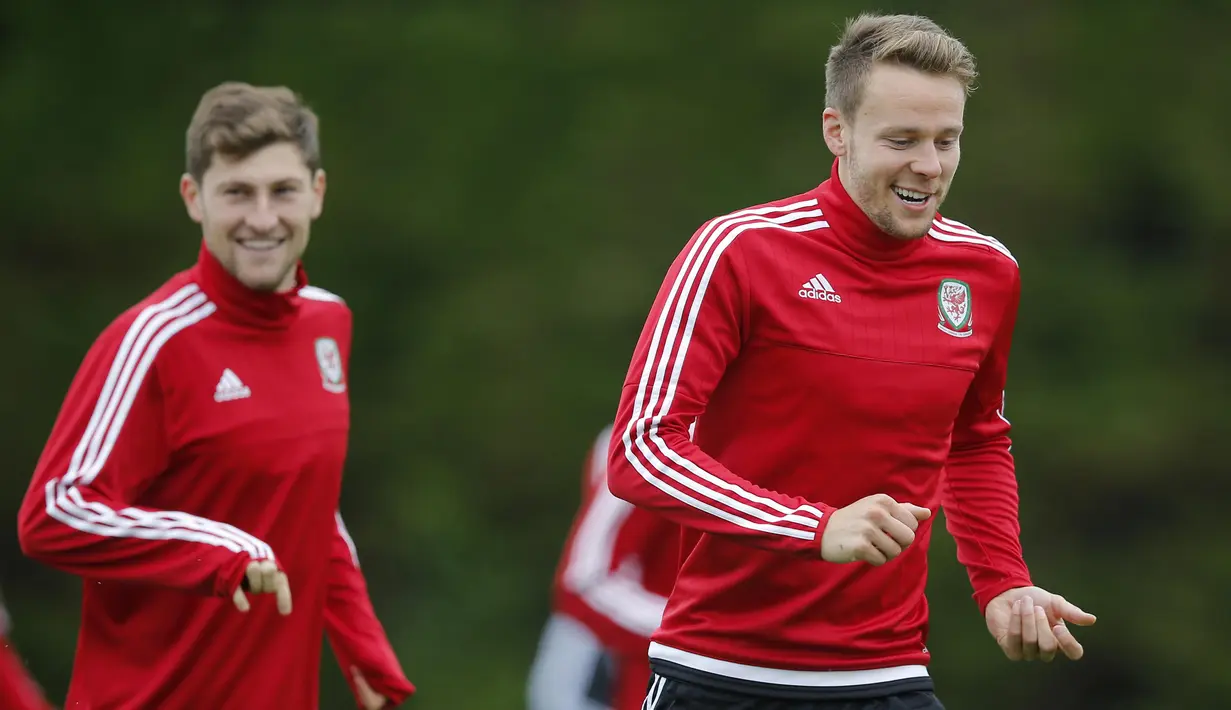 Pemain Wales, Ben Davies dan Chris Gunter tertawa lepas saat sesi latihan tim Wales di OSEC Stadium, Dinard, Lyon, Prancis. (5/7/2016). (REUTERS/Stephane Mahe)