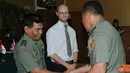 Citizen6, Jakarta: Usai upacara penutupan Mr. Ronald Leonard Mc. Court menyerahkan sertifikat kepada 25 peserta pelatihan yang terdiri dari para perwira penerangan TNI. (Pengirim: Badarudin Bakri).