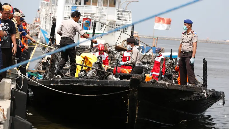 20170101-Kapal Wisata Zahro Express Terbakar di Muara Angke-Jakarta