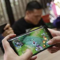 Karyawan KLY yang tergabung dalam Jakartans tanding Arena of Valor (AOV) pada laga penyisihan The Battle of Youniverse di KLY Lounge, Jakarta, Rabu (5/12). Jakartans sebagai pemenang akan menantang tim AOV profesional. (Bola.com/Vitalis Yogi Trisna)