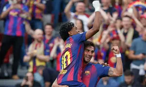 Pemain Barcelona Ferran Torres (kanan) merayakan gol bersama Lamine Yamal pada laga La Liga/Liga Spanyol antara Barcelona vs Espanyol di Barcelona, Spanyol, Sabtu, 11 April 2026. (AP Photo/Joan Monfort)