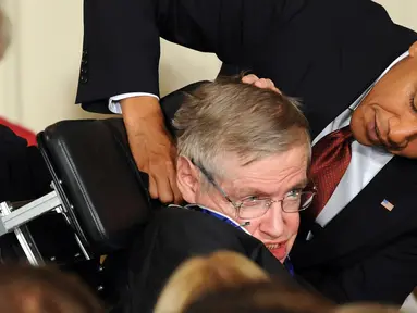Foto pada tanggal 12 Agustus 2009, Stephen Hawking menerima Presidential Medal of Freedom dari Presiden AS Barack Obama dalam sebuah upacara di East Room di Gedung Putih di Washington DC. (AFP Photo/Jewel Samad)