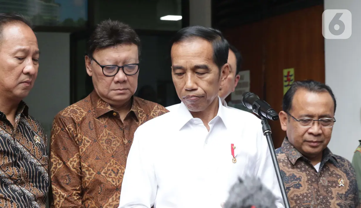 Presiden RI, Joko Widodo (baju putih) saat memberi keterangan usai melihat kondisi terakhir Menko Polhukam Wiranto yang dirawat di RSPAD, Jakarta, Kamis (10/10/2019). Presiden Joko Widodo mengatakan kondisi Wiranto mulai membaik pasca peristiwa penusukan di Banten. (Liputan6.com/Helmi Fithriansyah)