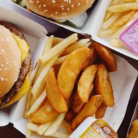 Ilustrasi burger McDonald's. (dok. pexels/ready made)